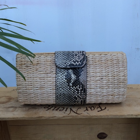 🔻GUESS🔻STRAW CLUTCH - Picture 3 of 9